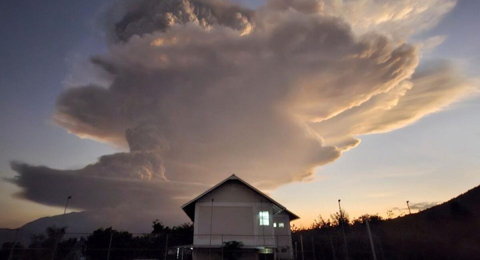 Mount-Lewotobi-Eruption-Disrupts-Flights-to-Bali